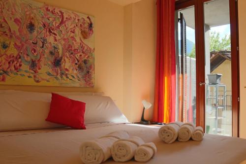Pognana LarioにあるLake Como View - Luminosa casa con Parcheggio e PISCINAのベッドルーム1室(ベッド1台、タオル4枚付)
