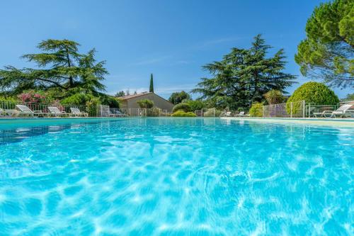 Bazén v ubytování Pretty provençal house nebo v jeho okolí