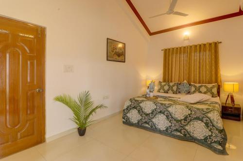 2BHK Private Pool Villa, JAQK Holidaysにあるベッド