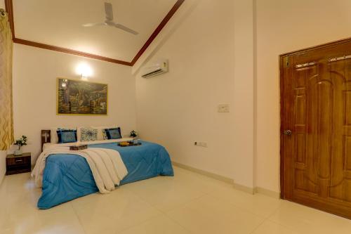 2BHK Private Pool Villa, JAQK Holidaysにあるベッド
