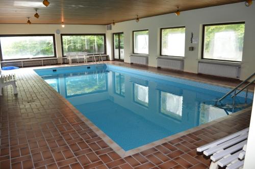 Bazén v ubytování Hotel Harzer am Kurpark nebo v jeho okolí