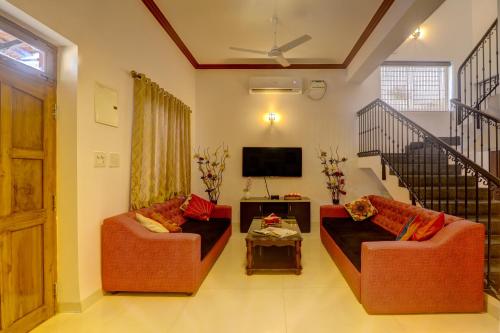 2BHK Private Pool Villa, JAQK Holidaysにあるテレビまたはエンターテインメントセンター