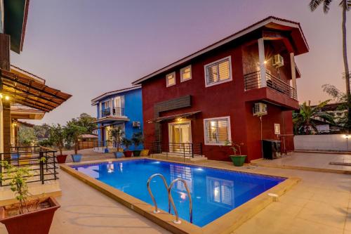 アーポラにある2BHK Private Pool Villa, JAQK Holidaysの家の前にプールがある家