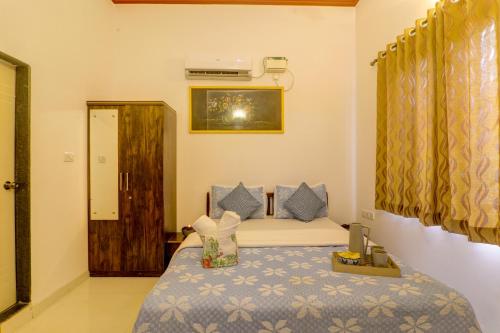 アーポラにある2BHK Private Pool Villa, JAQK Holidaysのベッドと窓のある小さな部屋