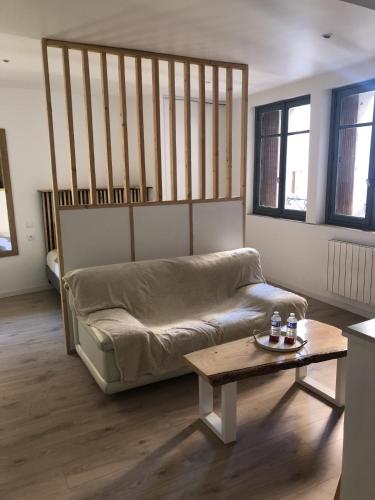 a living room with a couch and a coffee table at Charmant et Lumineux in Caussade