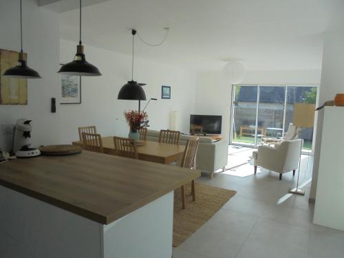 a kitchen and living room with a table and chairs at Maison de tourisme Conleau in Vannes