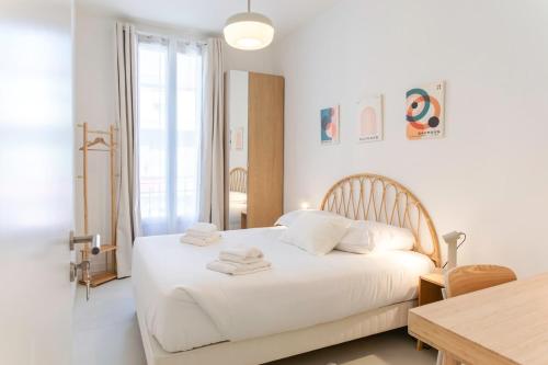 une chambre blanche avec un lit avec des serviettes dessus dans l'établissement #35 Suite Carlone 5min from the beach AC & Terrace, à Nice
