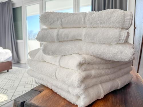 a stack of white towels sitting on a table at Geräumige Ferienwohnung mit Parkplatz direkt an der S-Bahn nach München in Unterschleißheim