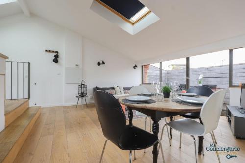 une salle à manger et un salon avec une table et des chaises dans l'établissement Dv7 Rooftop - Jean Jaurès - Métro Gare, à Toulouse