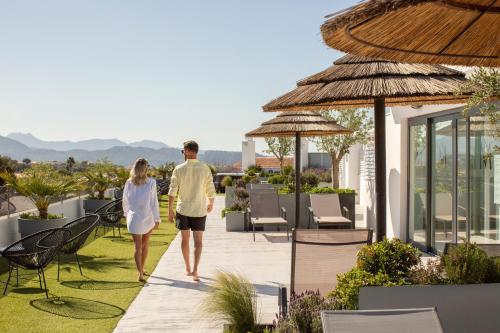 a man and a woman walking down a walkway at Apartamentos Martalia Arenal in Ronda