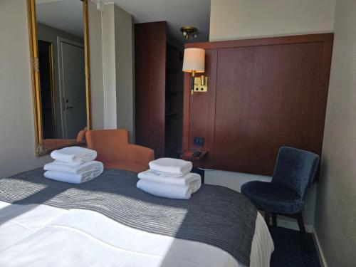 Una cama o camas en una habitación de Vänerport Stadshotell i Mariestad