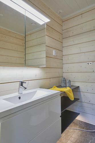 a bathroom with a sink and a mirror at Holy Moly by Hilla Villas in Pyhätunturi
