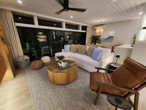 Zona de estar de Elevate USVI Completely remodelled 2025!