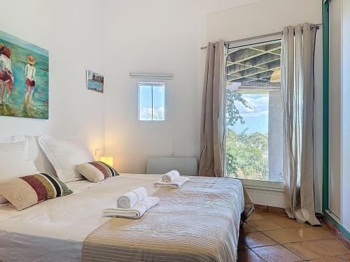 deux lits jumeaux dans une chambre avec fenêtre dans l'établissement Villa Mimosa 150 m from Pinarello Beach, à Zonza