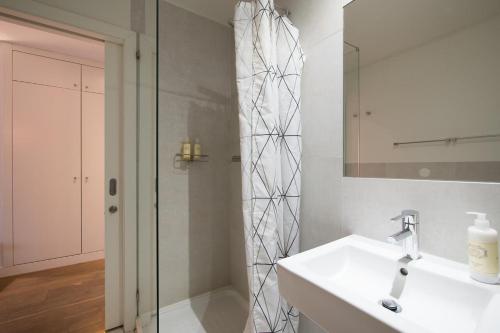 Vibrant Central Studio, By Home Match