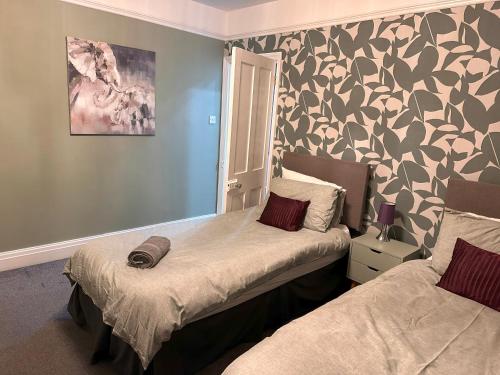 Voodi või voodid majutusasutuse The Tudors Modern 3-Bed Home with Fast WiFi, Private Drive & Near Town Center toas