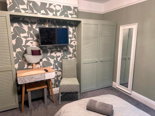 TV a/nebo společenská místnost v ubytování The Tudors Modern 3-Bed Home with Fast WiFi, Private Drive & Near Town Center