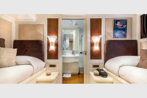 een woonkamer met 2 bedden en een badkamer bij Riva 130 in Cannes