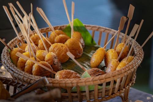 ein Korb voller Lebensmittel mit Stöcken darin in der Unterkunft Chiangkhan River Green Hill in Ban Noi