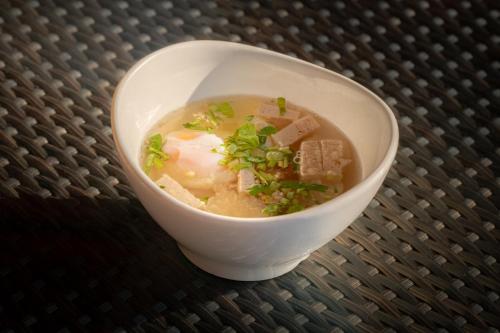 eine Schüssel Suppe mit Fleisch und Gemüse darin in der Unterkunft Chiangkhan River Green Hill in Ban Noi