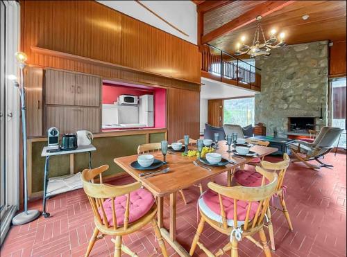 une salle à manger avec une table et des chaises en bois dans l'établissement La maison du bonheur à Talloires, à Talloires