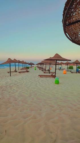 شالية بارقي قري الساحل الشمالي - نيس 4 - شالية 3 غرف مكيف - 2 حمام - روف مجهز للشوي و السهر - علي حمام السباحة و الاكوا برك