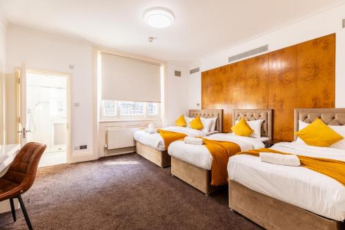Postel nebo postele na pokoji v ubytování Mayfair Residences