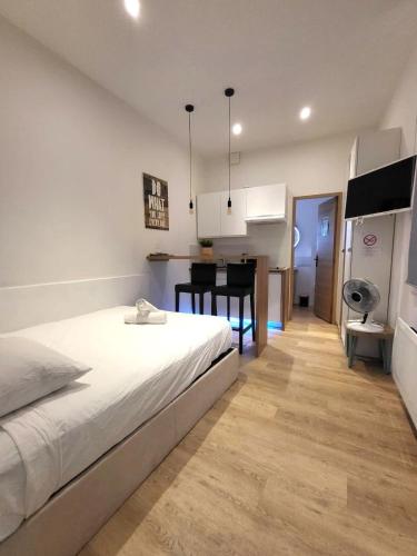 une chambre avec un lit et une cuisine avec une table dans l'établissement St Rome - A 2 pas du Capitole - Métro, à Toulouse