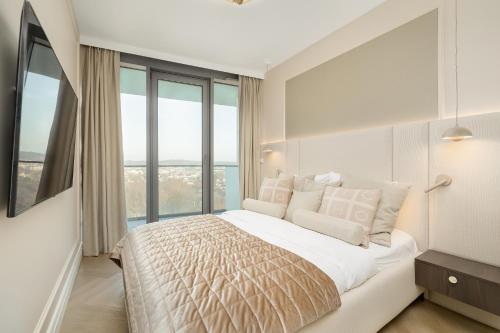 Postel nebo postele na pokoji v ubytování Waveview Premium Apartment, 9th Floor