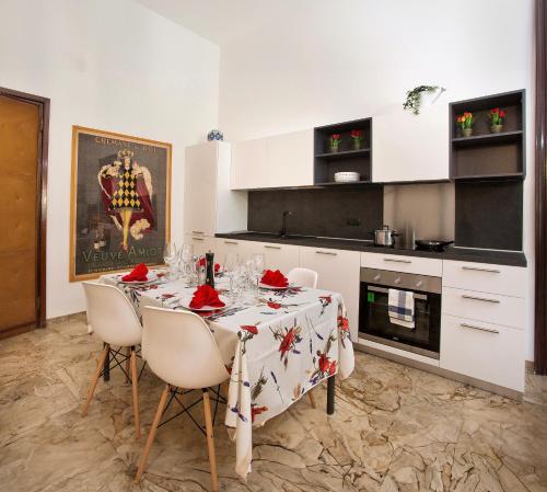 Gambar di galeri bagi New Lake View apartment in Historic Palace di Verbania