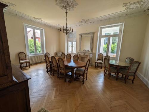 une salle à manger avec une table et des chaises dans l'établissement Charmante Villa Historique Avec Jardin, à Soultz-Haut-Rhin