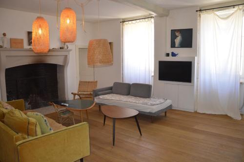 StignyにあるLe domaine aux herbes follesのソファとテーブルのあるリビングルーム