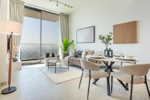High-Rise 1BR with Lake and City Views Easy Access to Downtown and Marina, Binghatti Onyx, Jumeirah Village Circle by Deluxe Holiday Homes