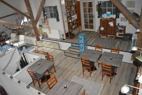 an overhead view of a living room with a table and chairs at Tintaglia, betaalbaar en gastvrij in Stadskanaal