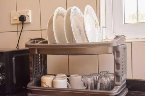 Příslušenství pro přípravu čaje a kávy v ubytování Dee's Beach View Apartment