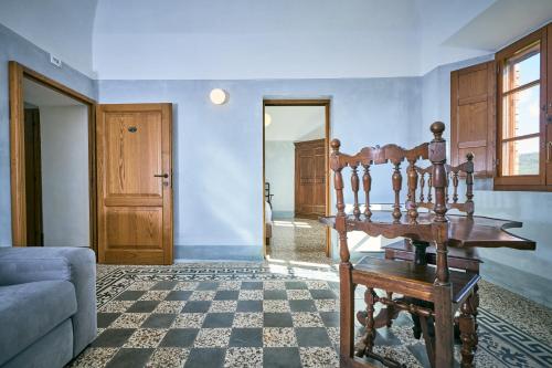 a living room with a table and a couch at Monastero Sant'Anna in Camprena in Pienza