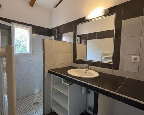 une salle de bain avec un lavabo et un miroir dans l'établissement cASAPIANA 7, à Porto-Vecchio