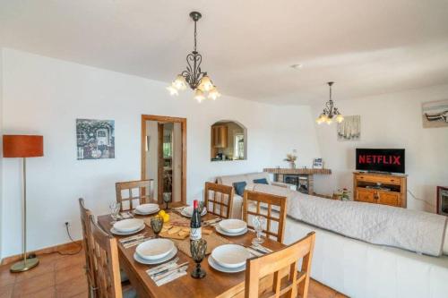 une salle à manger et un salon avec une table et des chaises dans l'établissement Gorgeous Bedel Villa, à Saint-Tropez
