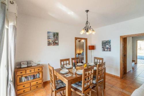 une salle à manger avec une table et des chaises dans l'établissement Gorgeous Bedel Villa, à Saint-Tropez