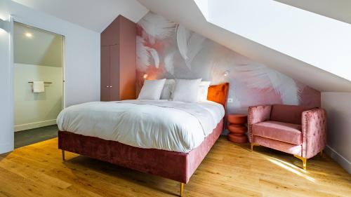 Cama o camas de una habitación en Solstice Beaune - Hôtel et Terroir