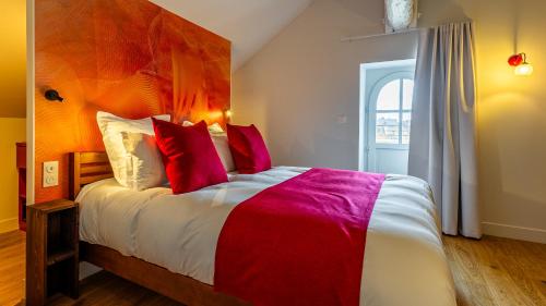 Cama o camas de una habitación en Solstice Beaune - Hôtel et Terroir