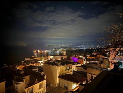 Pemandangan umum bagi Taormina atau pemandangan bandar yang diambil dari apartmen