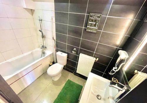 une salle de bain avec toilettes, baignoire et lavabo dans l'établissement 