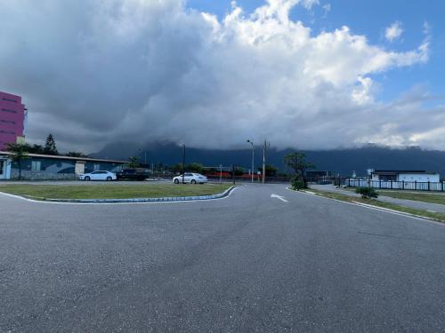 an empty road with cars parked on the side of a building at 去七星潭-海景電梯民宿Qixingtan in Dahan