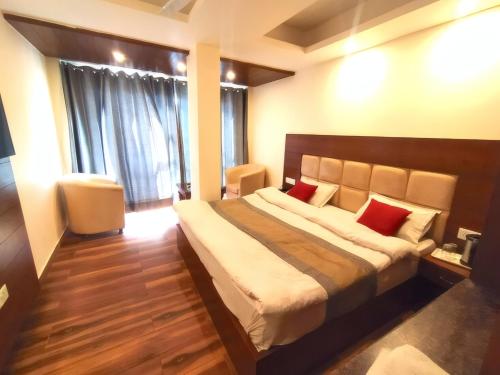 Hotel Samrat On Mall Road with complimentary Parkingにあるベッド
