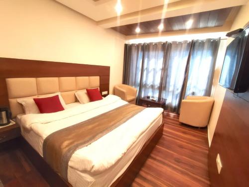 Hotel Samrat On Mall Road with complimentary Parkingにあるベッド
