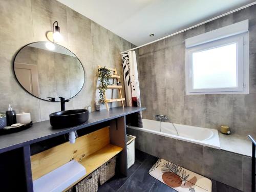 une salle de bain avec un lavabo, une baignoire et un miroir dans l'établissement Villa L'Elsy avec Jardin Proche Vogüé et Aubenas, à Saint-Sernin