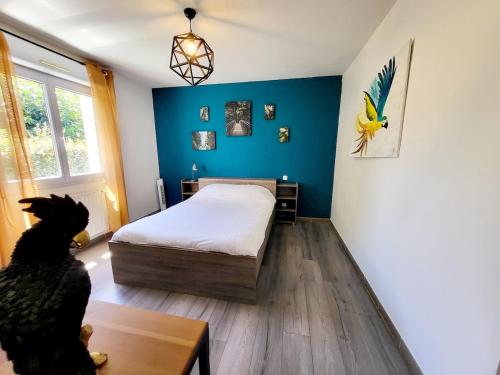 - une chambre avec un lit et un chat assis sur une table dans l'établissement Villa L'Elsy avec Jardin Proche Vogüé et Aubenas, à Saint-Sernin