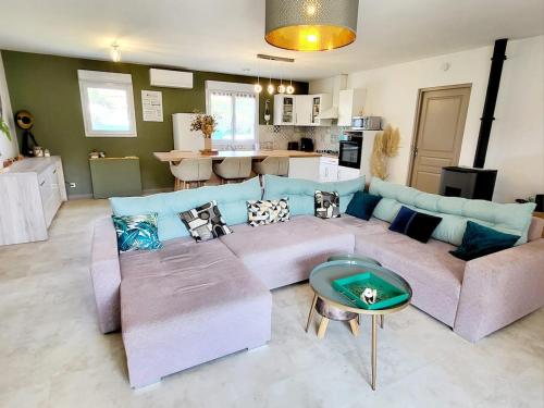 un salon avec un canapé et une table dans l'établissement Villa L'Elsy avec Jardin Proche Vogüé et Aubenas, à Saint-Sernin