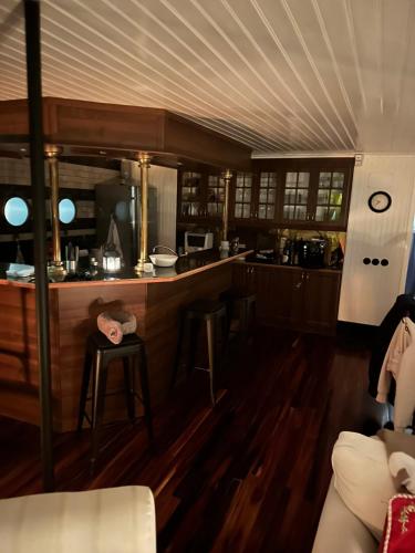 Lounge nebo bar v ubytování Norrbyskär HouseBoat with a view!